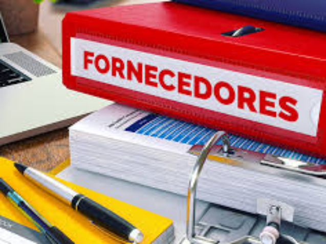 Imagem com livros empilhados, escrito "Fornecedores"